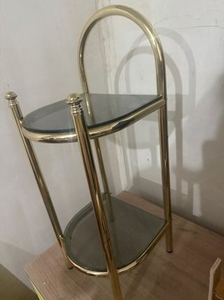 Cabecero y mesita de noche dorados