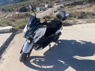 Yamaha Xmax 125cc Blanca cambio por furgo