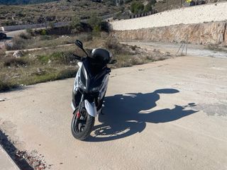 Yamaha Xmax 125cc Blanca cambio por furgo