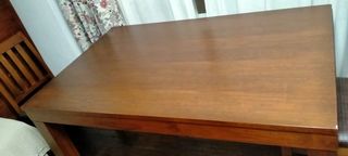 Mesa de comedor de madera