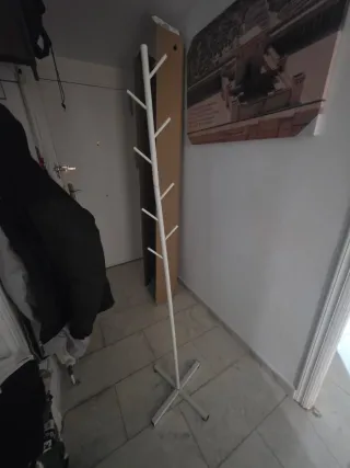 Perchero de pie blanco