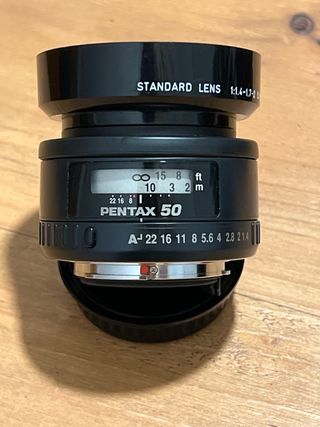 Pentax 50mm f/1.4 con parasol original Pentax