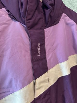 Mono de esquí morado y lila