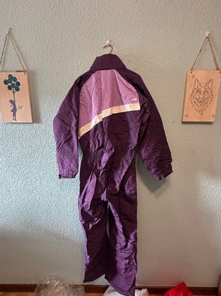 Mono de esquí morado y lila