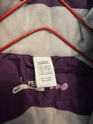 Mono de esquí morado y lila