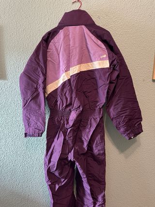 Mono de esquí morado y lila