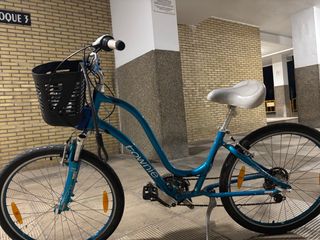 Bicicleta Townie azul con cesta