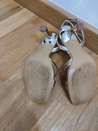 Sandalias doradas tacón fino