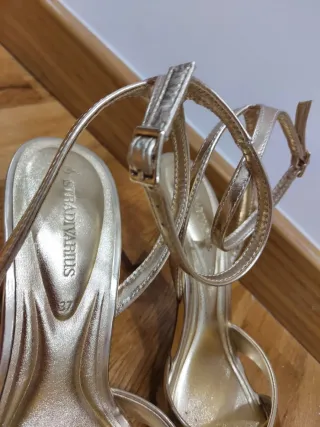 Sandalias doradas tacón fino