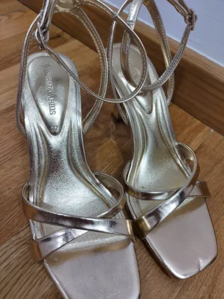 Sandalias doradas tacón fino