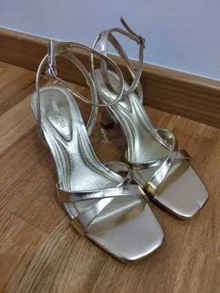 Sandalias doradas tacón fino