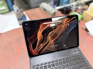 Samsung Tab S8 con funda y teclado