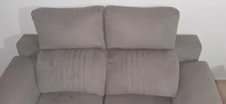 Sofá gris de tela en buen estado con señal de uso