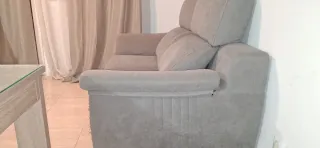 Sofá gris de tela en buen estado con señal de uso