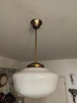 Lámpara colgante opalina blanca y dorada