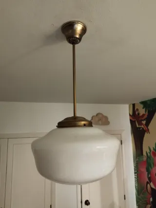 Lámpara colgante opalina blanca y dorada