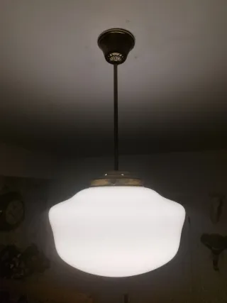 Lámpara colgante opalina blanca y dorada