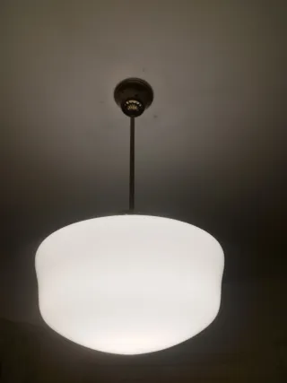 Lámpara colgante opalina blanca y dorada