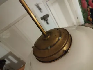 Lámpara colgante opalina blanca y dorada