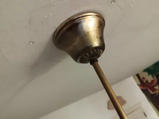 Lámpara colgante opalina blanca y dorada