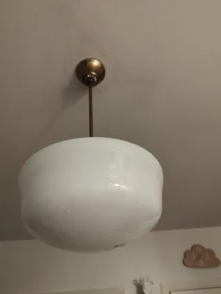 Lámpara colgante opalina blanca y dorada