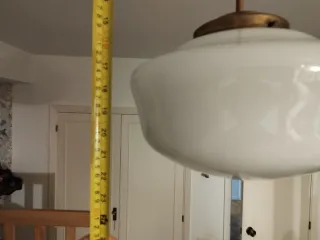 Lámpara colgante opalina blanca y dorada