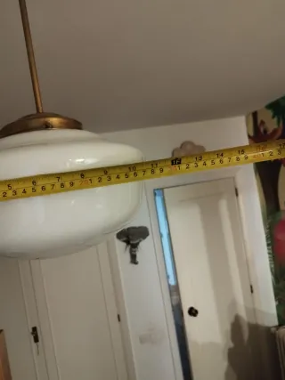 Lámpara colgante opalina blanca y dorada