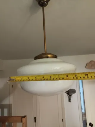 Lámpara colgante opalina blanca y dorada