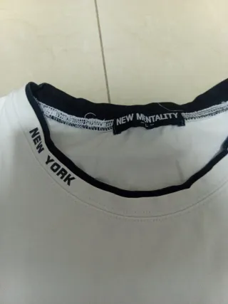 Camiseta sin mangas blanca con logo