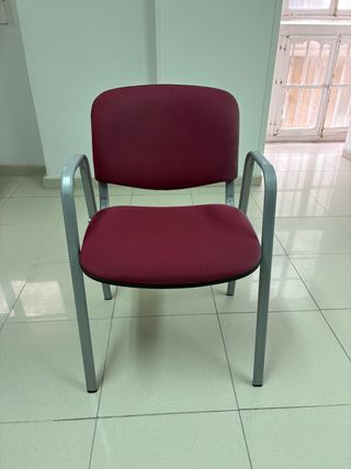 Silla de oficina roja y gris