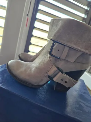 Vic Matié stivaletti grigi con fibbie