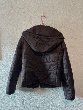 Abrigo acolchado Bershka negro