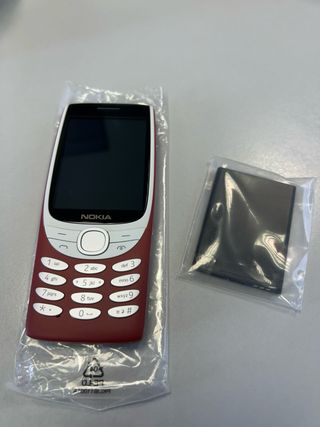 Teléfono Nokia 8210 4G granate.