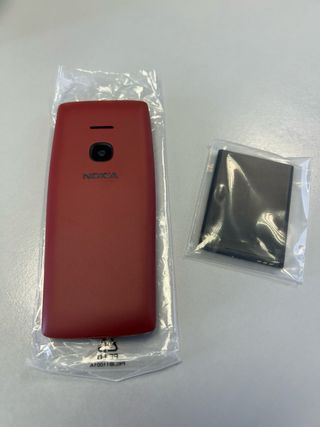 Teléfono Nokia 8210 4G granate.