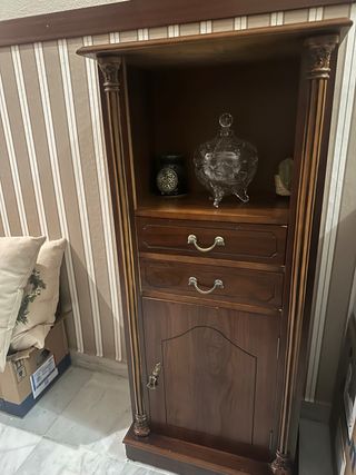 Mueble de madera con detalles dorados