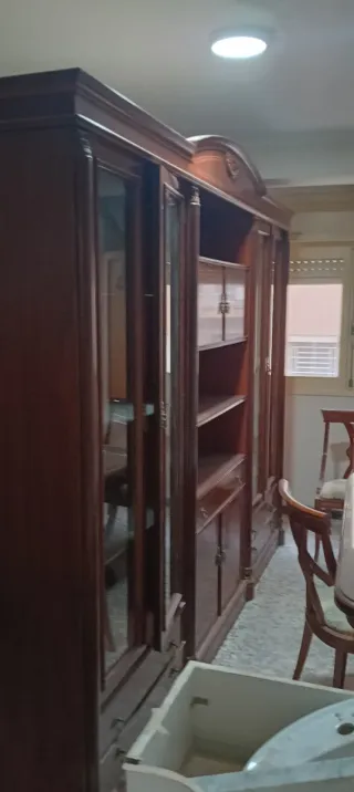 Armario de salón de madera y cristal