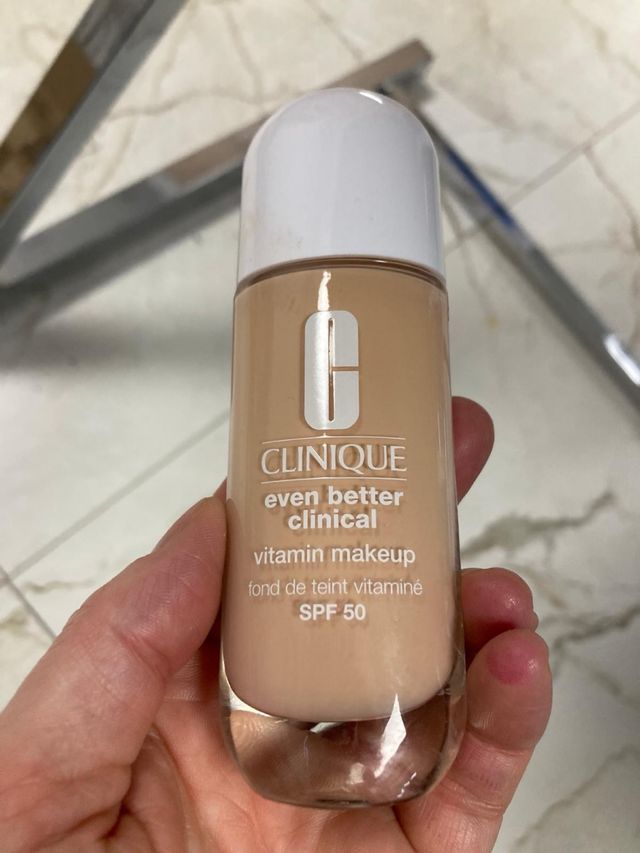 Clinique Even light cool 2. No negociable