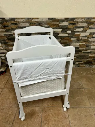 Minicuna para bebé con ruedas