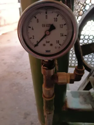 Compresor de aire, mangueras y tijeras neumaticas