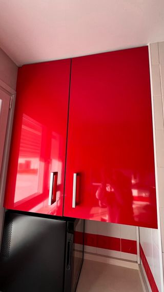 Cocina moderna marrón y roja (solo mobiliario)