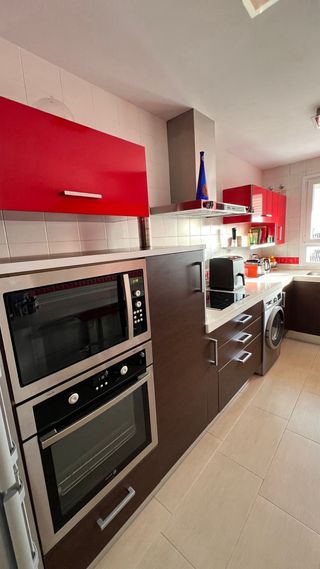 Cocina moderna marrón y roja (solo mobiliario)