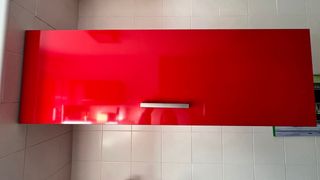 Cocina moderna marrón y roja (solo mobiliario)