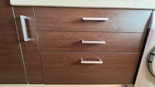 Cocina moderna marrón y roja (solo mobiliario)