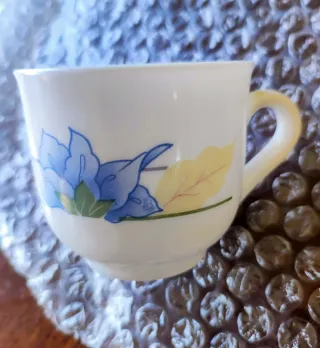 Tazas de café de porcelana con flores