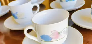 Tazas de café de porcelana con flores