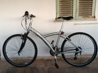 Bicicleta de montaña Btwin plateada