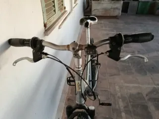 Bicicleta de montaña Btwin plateada