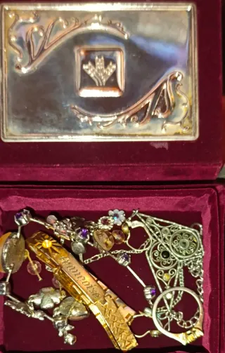 Joyero con joyas doradas y plateadas posible plata