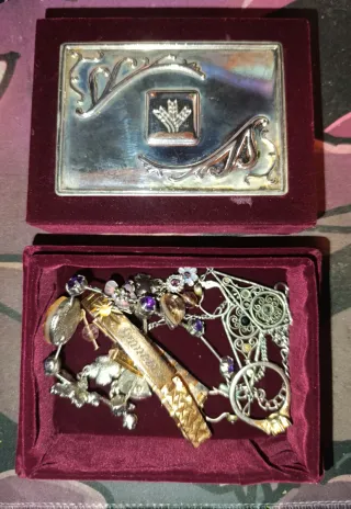 Joyero con joyas doradas y plateadas posible plata