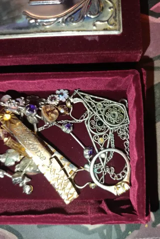 Joyero con joyas doradas y plateadas posible plata